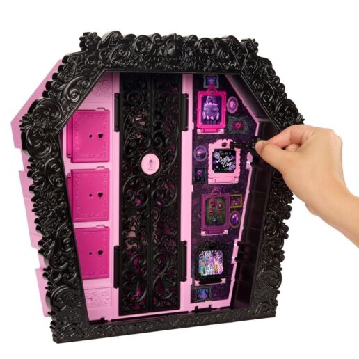 Monster High Ultimate Skulltimate Draculaura doll and wardrobe