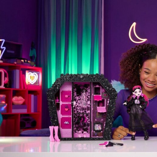 Monster High Ultimate Skulltimate Draculaura doll and wardrobe